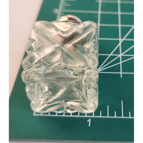 Set Of 8 Vintage Clear Glass Miniature Salt Shakers With Silver Tone Tops - Picture 5 of 9